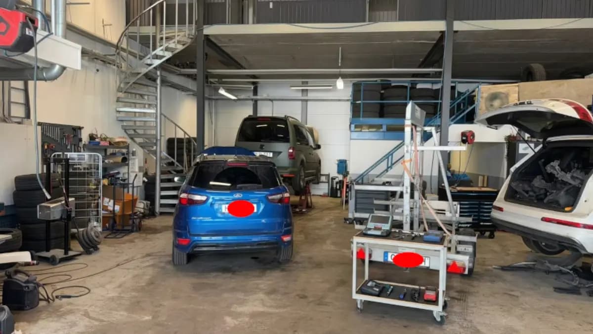 Flera personbilar inne på bilservice med diagnosverktyg och servicevagn i Järfälla