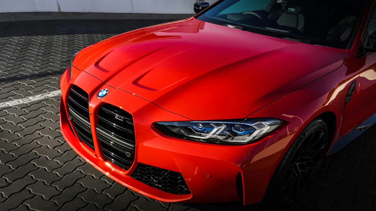 Röd BMW M3 – sportbil av den typ vi motoroptimerar i Stockholm
