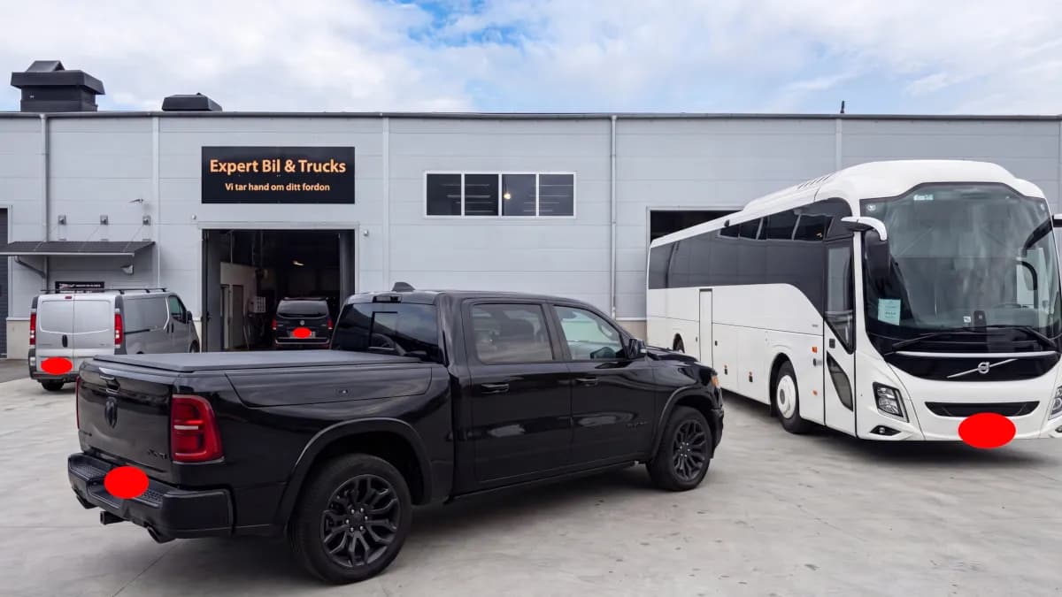 Bilverkstad i Järfälla – Expert Bil & Trucks verkstadsbyggnad med personbil, transportbil och buss Bilverkstad i Järfälla – Expert Bil & Trucks verkstadsbyggnad med personbil, transportbil och buss