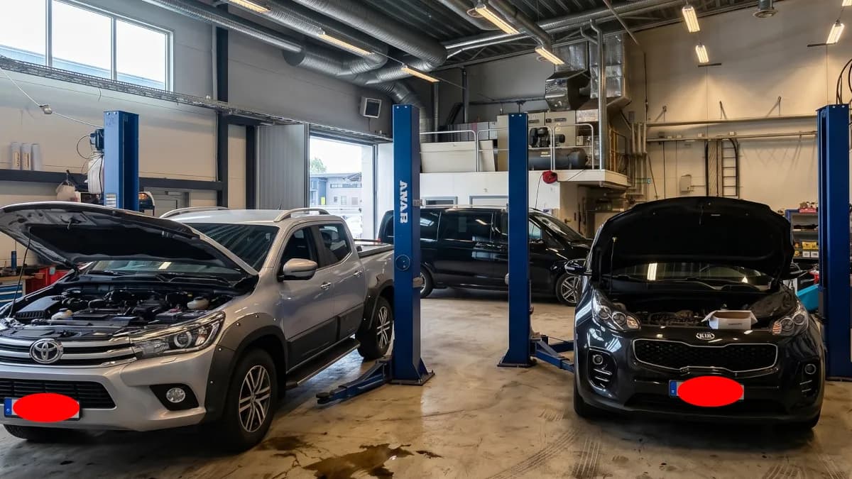 Bilservice i Järfälla – bilar med öppen motorhuv på billyft hos Expert Bil & Trucks verkstad